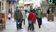 Imagen de la calle peatonal de Ribeira, municipio que ayer descont� cinco casos y rebaja a 52 los positivos detectados en 14 d�as