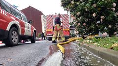 A lo largo de la ma�ana, los bomberos estuvieron evacuando el agua que aneg� el garaje, situado en la avenida de Monforte