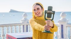 Blanca Paloma, posando con su trofeo de ganadoradel Benidorm Fest 2023