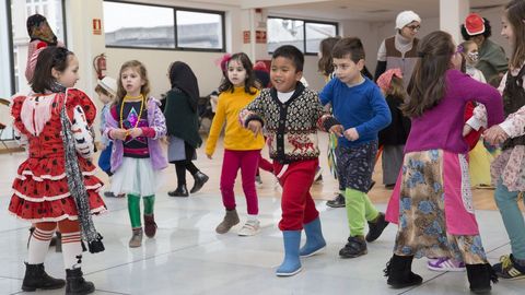 El CRA Ponte da Pedra (Carballo) celebra su entroido en el mercado