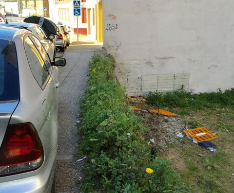 Acera en mal estado en Ronda de Fingoi y vallas ca�das en un tramo sin acera en San Xillao. 
