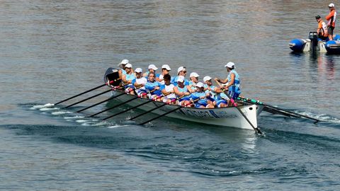<span lang= gl >Trai�eira do CR Mecos, durante unha regata este ano.</span>