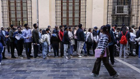 Varias personas hacen cola en las oficinas del padr�n del Ayuntamiento de Valencia.