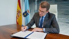 Alberto N��ez Feijoo, en el momento de firmar su renuncia como presidente del PP de Galicia.