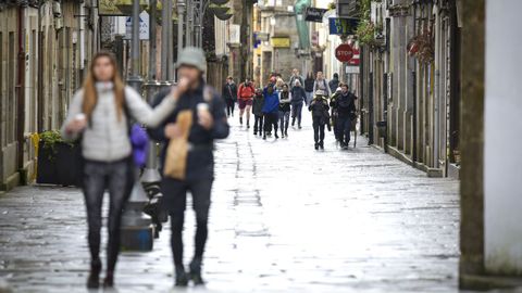 Peregrinos pasando por el centro de Caldas