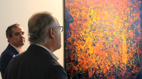 Vicente Dom�nguez y Francisco Fresno, ante un cuadro de este �ltimo