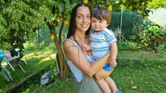 Lidia L�pez junto a su beb� Mario, que a�n no ha cumplido un a�o