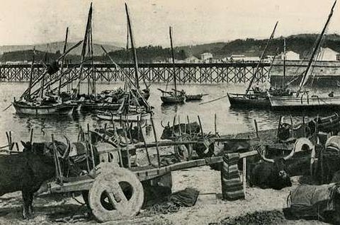 El desarrollo del puerto siempre marc� el de Vilagarc�a, desde los viejos carros de bueyes a los modernos contenedores; el futuro de la rada y la ciudad est�n por definir.