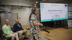 Sentados, el catedrtico de Economa Aplicada de la Universidade de Vigo, Miguel E. Rodrguez; y el director de Valora Marine Ingredients, David Cabanelas. De pie, la coordinadora de I+D+i de Jealsa Foods, Paula Souto.