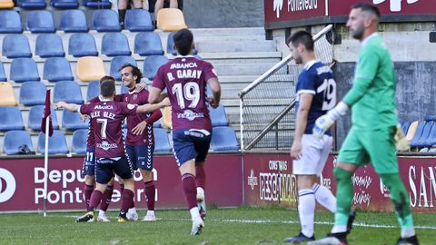 Los granates celebran un gol en el partido de Pasarón frente al Marino de Luanco del pasado 24 de marzo