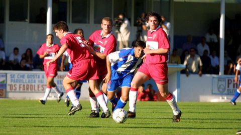 El exjugador del D�por Diego Trist�n, rodeado por varios viveiristas con equipaci�n roja en el 2001.