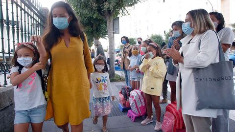 Una familia, entrando en el colegio de Zalaeta, en A Corua