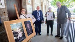 Familiares de los dos maestros homenajeados en Carracedo, en Caldas de Reis, este domingo