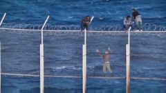 Siete horas encaramados a la valla de Ceuta