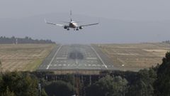 Un avi�n aterrizando en Santiago (foto de archivo)