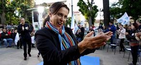 Ana Miranda, seguida por Evencio Ferrero, saluda al inicio del mitin de ayer en la plaza carballesa.