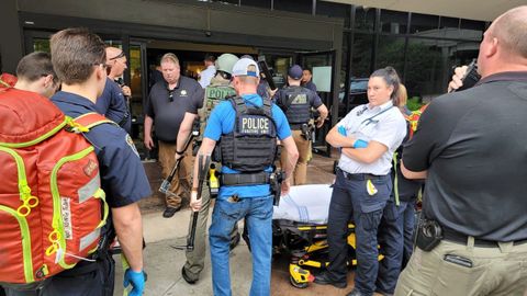 Dispositivo policial tras el tiroteo ocurrido en un hospital de Tulsa (Estados Unidos)