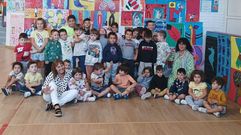 La artista Menchu Lamas y alumnos del colegio de Amoeiro 