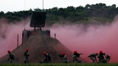 Soldados taiwaneses maniobran durante un ejercicio militar antes del d�a nacional de Taiw�n