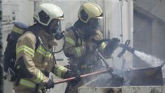 Imagen de archivo de bomberos de A Corua sofocando un incendio en un contenedor