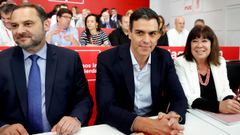 Pedro S�nchez, entre el secretario de Organizaci�n del PSOE, Jos� Luis �balos, y la presidenta, Cristina Narbona