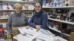 Rogelia y Emma, en la tienda, donde llegaron a vender 170 ejemplares de La Voz de Galicia de lunes a s�bado y 250 los domingos
