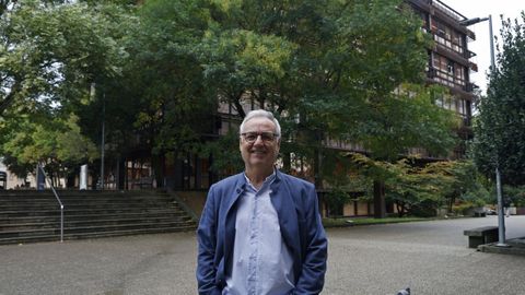 Vctor  msico dende neno, impartiu a materia 34 anos e contina tocando e cantando