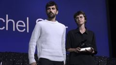 Los directores Yuval Abraham y Rachel Szor reciben el Premio Especial del Jurado por 'Naza', durante la gala de clausura del Festival Internacional de Cine de Venecia.