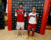 Lucho y Tall�n muestran los equipajes que ya lucir�n en el Mundialito de Kuwait.