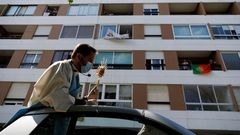 Un sacerdote recorre la localidad lusa de Oeirras bendiciendo durante el domingo de Pascua