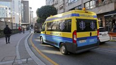 Imagen de archivo de una ambulancia del 061 por las calles de Pontevedra