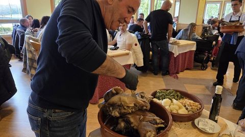 O alcalde de B�veda, Jos� Manuel Arias, serviu o cocido na s�a mesa