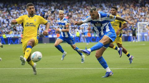 Stoichkov remata a puerta en un lance del partido entre el Deportivo y el Las Palmas. 