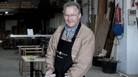 �ngel Otero, en el taller de Bornais al que se trasladaron el a�o pasado y donde han dado el salto definitivo a la carpinter�a sostenible. 