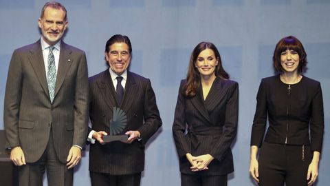 El rey Felipe VI y la reina Letizia, junto a la ministra de Ciencia, Diana Morant (d), entregan el premio en la categora de Gran Empresa a la multinacional espaola SACYR, un galardn que recoge el presidente y consejero delegado de SACYR; Manuel Manrique Cecilia 