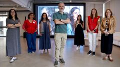 En el centro de la imagen, Joaqu�n Varela, coordinador de Cruz Roja en Galicia, junto a parte del equipo del Centro de Atenci�n a la Soledad no deseada, en su sede en A Coru�a.
