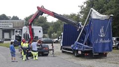 El veh�culo que choc� el jueves con el puente del tren en Alba destroz� su remolque
