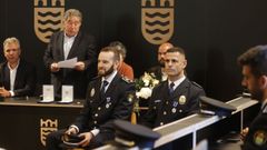 Eusebio Domnguez y Jos Lus Serantes, escuchan las palabras del alcalde, Miguel Anxo Fernndze LOres, durante el acto en el que recibieron la Medalla al Mrito Profesional de la Policlia Local de Pontevedra