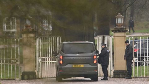 Un veh�culo policial en las afueras de Royal Lodge, la mansi�n donde hasta hace apenas unas semanas resid�an Andr�s de Inglaterra y Sarah Ferguson desde hace dos d�cadas. Despu�s se mud� a Wood Farm, donde fue arrestado