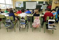 Arriba y abajo. El Ferro Couselo de Valga y el colegio de Rubi�ns, en Vilagarc�a, ofrecieron ayer dos respuestas inversas a la rev�lida de 3�. de Educaci�n Primaria. Mientras en el centro valgu�s solo falt� un ni�o de veinte, en el vilagarciano apenas acudieron a clase dos chavales de un total de diecis�is alumnos. 
