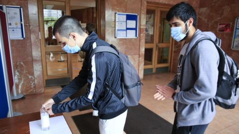 Imagen de archivo de estudiantes del IES Ollos Grandes de Lugo durante el mes de mayo, cuando se abrieron las aulas para los que terminaban bachillerato y FP. El uso de hidrogel ser� habitual en el inicio del pr�ximo curso