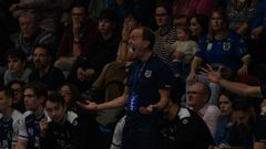 Quique Dom�nguez, dirigiendo al Cangas en un partido en O Gata�al.