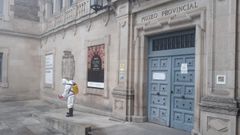 Un operario de Tragsa limpiando el exterior del Museo Provincial