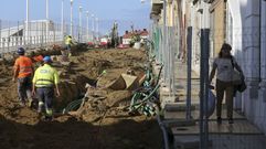 La obra p�blica -en la foto, del pasado mes, la reforma de la calle de la Iglesia- incentiva la bajada del paro en la construcci�n