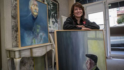 Inés Silvalde, junto a obras suyas en la tienda de decoración de sus padres, en Noia.