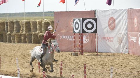 Participante de Kirguistn en tiro con arco a caballo