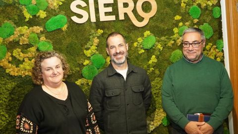 La concejala de Mayores y Patrimonio, Pilar Santianes; el alcalde de Siero, �ngel Garc�a; y el concejal de Saneamiento, Abastecimiento de Agua y Parque M�vil, Pergentino Mart�nez