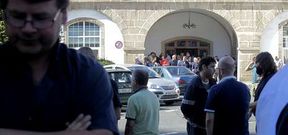 <span lang= es-es >RECHAZO ANTE DIRECCIÓN</span>. Mientras en Madrid se celebraba la reunión para la firma del convenio, la plantilla en Ferrol se concentraba ante la dirección para manifestar su rechazo al acuerdo. Esta mañana a las diez habrá una asamblea para explicar lo sucedido. 