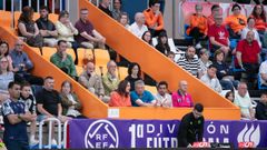En el centro de la imagen dialogan en el palco de Vista Alegre Carmela L�pez, presidenta de la Diputaci�n de Lugo y alcaldesa de Burela, y Jos� Luis S�ez, presidente del Reyco Burela FS