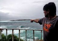 Constante Rivas se�ala el lugar donde estaba la joven.